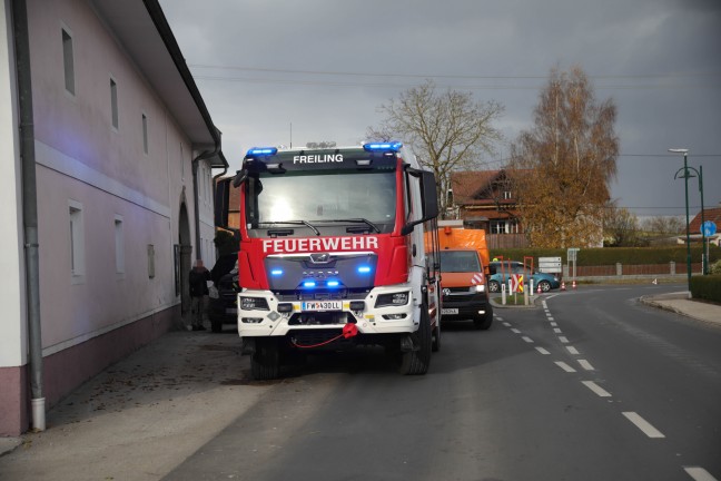 Kleintransporter fuhr bei Verkehrsunfall in Oftering ber Verkehrsinsel