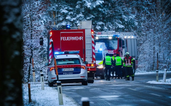 Autolenkerin (33) in Hochburg-Ach bei Kollision mit Baum tdlich verunglckt