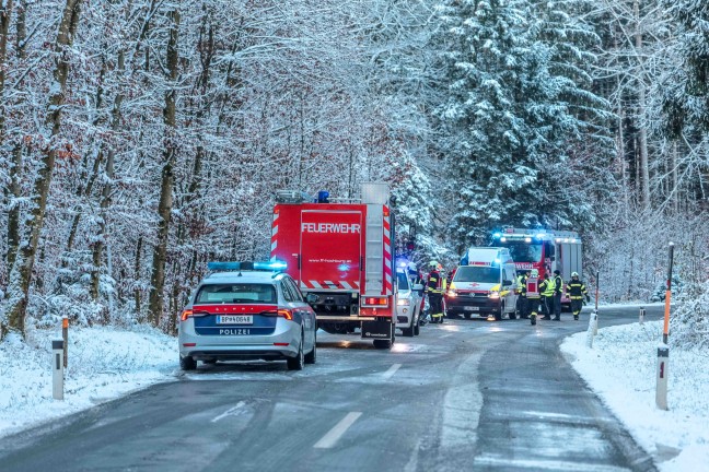 Autolenkerin (33) in Hochburg-Ach bei Kollision mit Baum tdlich verunglckt