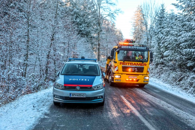 Autolenkerin (33) in Hochburg-Ach bei Kollision mit Baum tdlich verunglckt