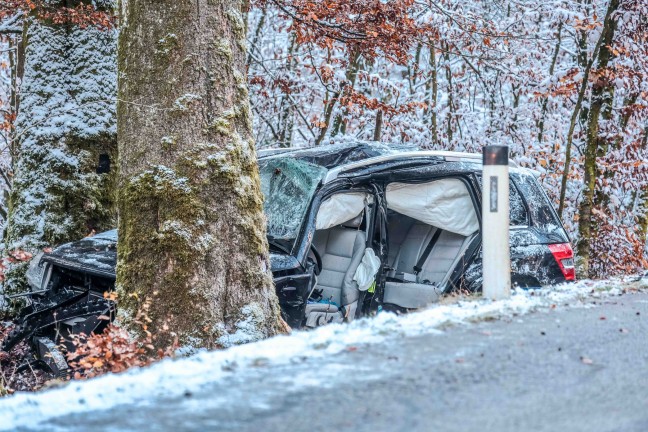 Autolenkerin (33) in Hochburg-Ach bei Kollision mit Baum tdlich verunglckt