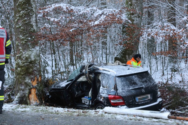 Autolenkerin (33) in Hochburg-Ach bei Kollision mit Baum tdlich verunglckt
