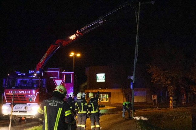 Feuerwehreinsatz: Straenbeleutung in Wels-Lichtenegg offensichtlichem von Fahrzeug gerammt