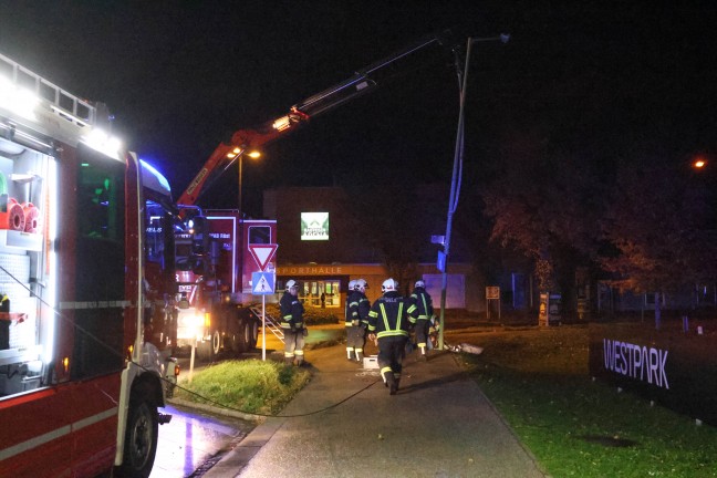 Feuerwehreinsatz: Straenbeleutung in Wels-Lichtenegg offensichtlichem von Fahrzeug gerammt