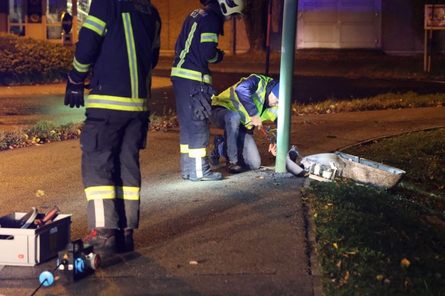 Feuerwehreinsatz: Straenbeleutung in Wels-Lichtenegg offensichtlichem von Fahrzeug gerammt