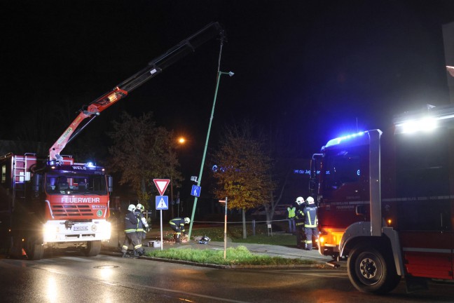 Feuerwehreinsatz: Straenbeleutung in Wels-Lichtenegg offensichtlichem von Fahrzeug gerammt