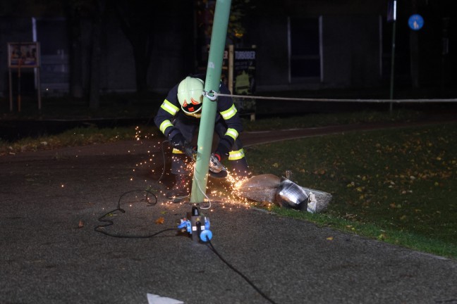 Feuerwehreinsatz: Straenbeleutung in Wels-Lichtenegg offensichtlichem von Fahrzeug gerammt