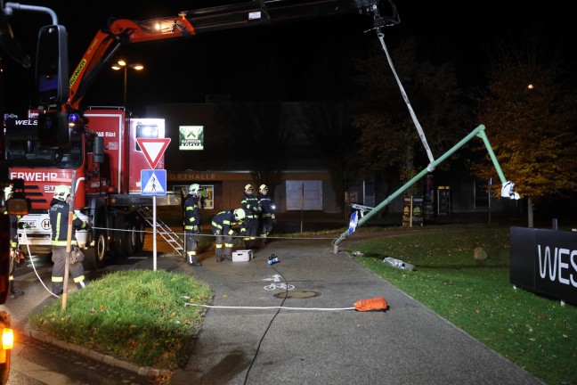 Feuerwehreinsatz: Straenbeleutung in Wels-Lichtenegg offensichtlichem von Fahrzeug gerammt