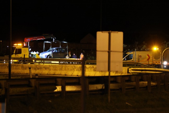 Betriebsmittel ausgetreten: PKW im Bereich der Autobahnauffahrt bei Wels-Lichtenegg verunfallt