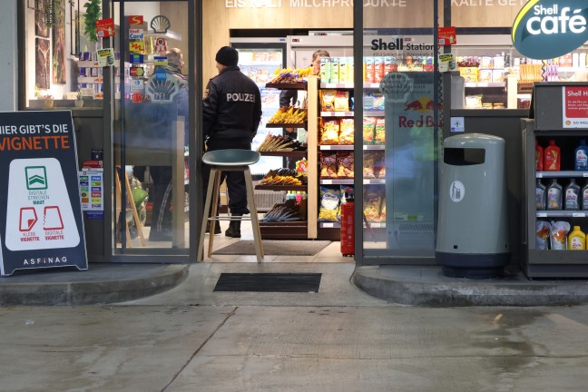 Einsatzkrfte zu Brand einer Tankstelle nach Schlierbach alarmiert