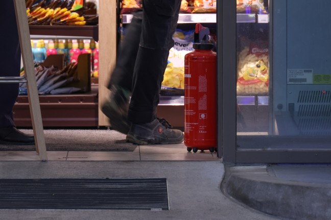 Einsatzkrfte zu Brand einer Tankstelle nach Schlierbach alarmiert