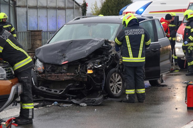 Schwerer Kreuzungscrash zwischen zwei Autos in Vorchdorf fordert zwei Verletzte