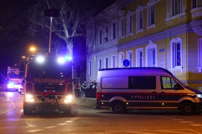 Feuerwehr im Einsatz: Auto in Wels-Innenstadt gegen Stra�enbeleuchtung gekracht