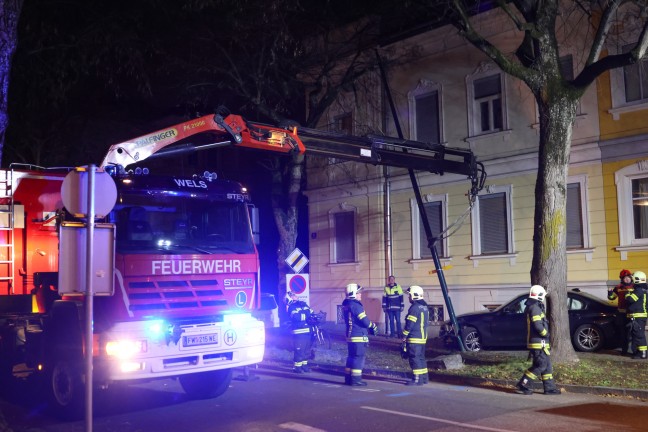 Feuerwehr im Einsatz: Auto in Wels-Innenstadt gegen Stra�enbeleuchtung gekracht
