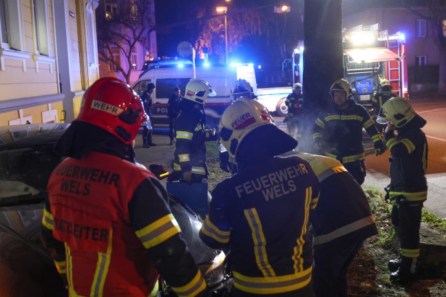 Feuerwehr im Einsatz: Auto in Wels-Innenstadt gegen Stra�enbeleuchtung gekracht