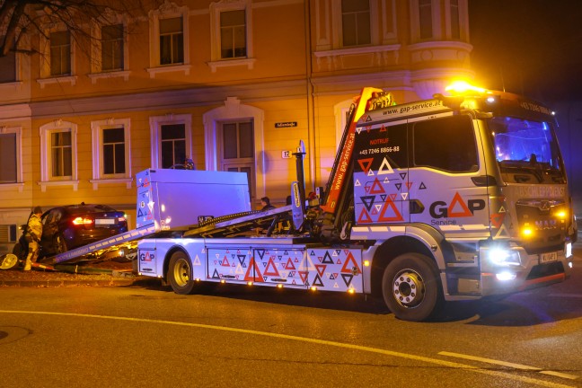 Feuerwehr im Einsatz: Auto in Wels-Innenstadt gegen Stra�enbeleuchtung gekracht