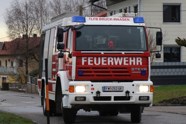 Kreuzungsunfall zwischen zwei PKW in Peuerbach fordert eine verletzte Person