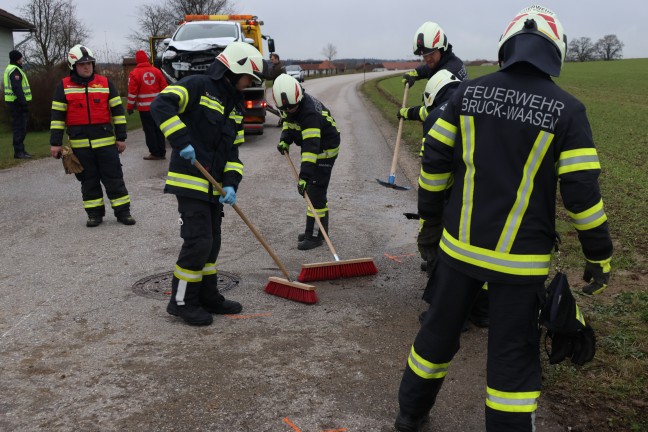 Kreuzungsunfall zwischen zwei PKW in Peuerbach fordert eine verletzte Person