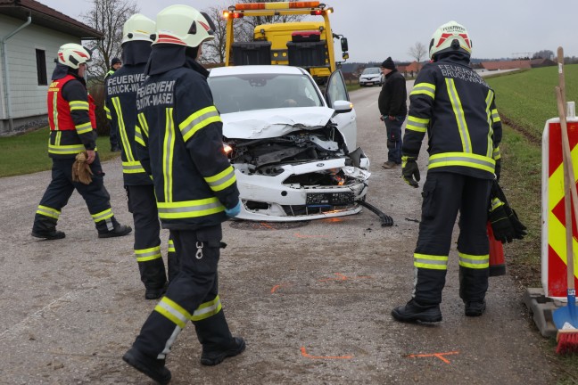 Kreuzungsunfall zwischen zwei PKW in Peuerbach fordert eine verletzte Person