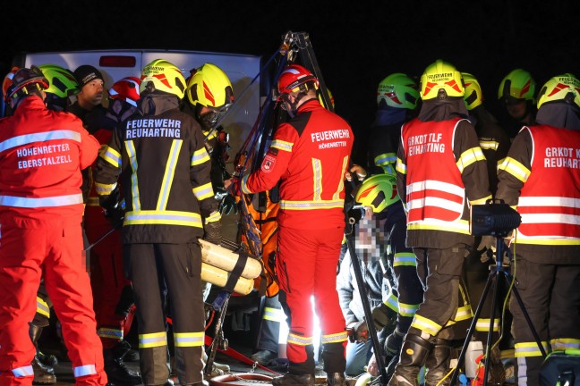 Steinerkirchen an der Traun: Hund durch Feuerwehr mit Hhenrettern aus Jauchegrube gerettet