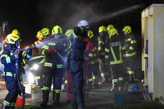 Steinerkirchen an der Traun: Hund durch Feuerwehr mit Hhenrettern aus Jauchegrube gerettet