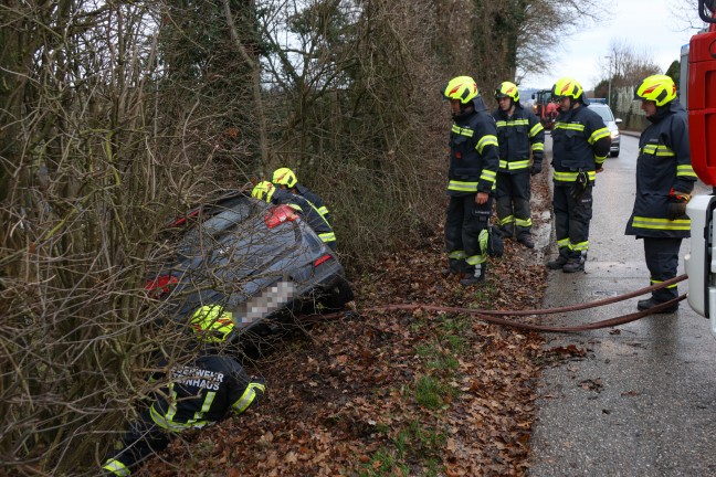 Personenrettung: Auto bei Rckwrtseinparkversuch in Steinhaus in einer Bschung gelandet