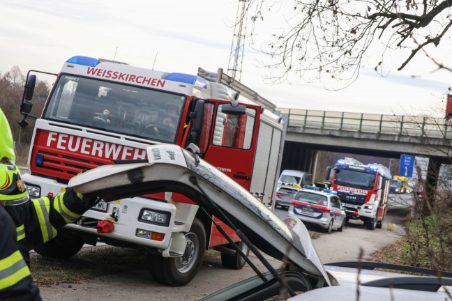 Auto in Weikirchen an der Traun nach Kollision mit LKW gegen Baum geprallt