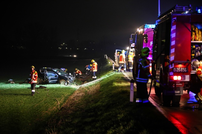 PKW-Lenkerin von der Feuerwehr aus Unfallfahrzeug befreit