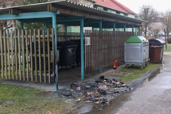 Brand einer M�lltonne bei einer M�llinsel in Wels-Lichtenegg