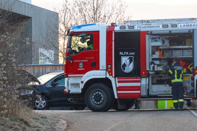 Brand im Motorraum eines PKW sorgte fr Einsatz der Feuerwehr in Lambach