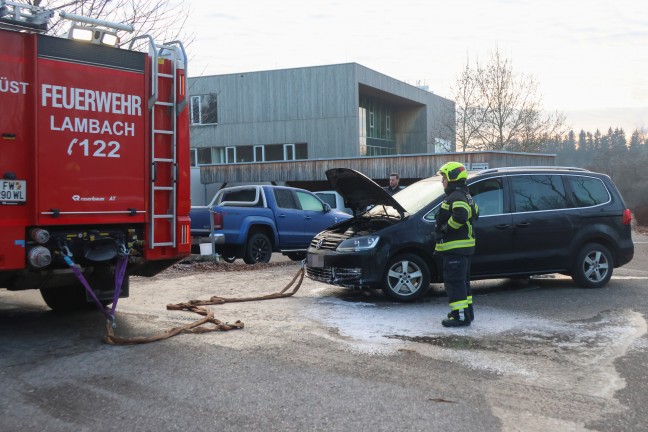 Brand im Motorraum eines PKW sorgte fr Einsatz der Feuerwehr in Lambach