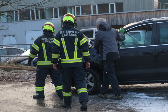 Brand im Motorraum eines PKW sorgte fr Einsatz der Feuerwehr in Lambach