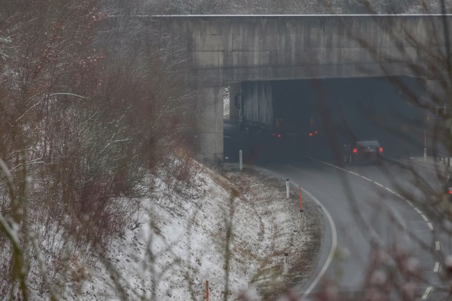 Lenkerin verletzt: Auto auf Steyrer Stra�e bei Dietach gegen Portal einer Gr�nbr�cke gekracht