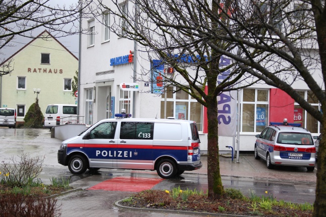 Raubüberfall auf Sparkasse in Micheldorf in Oberösterreich