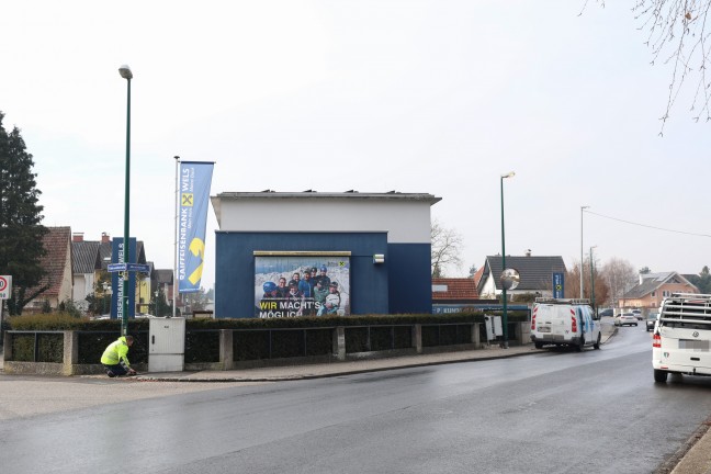 Wels-Vogelweide: Autolenker krachte gegen Schaltstelle der Stra�enbeleuchtung und lie� PKW zur�ck