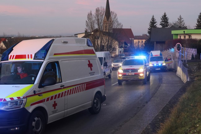 Heftiger Crash zwischen Kleintransporter und PKW in Weikirchen an der Traun