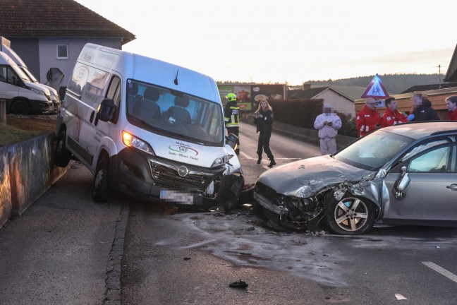 Heftiger Crash zwischen Kleintransporter und PKW in Weikirchen an der Traun