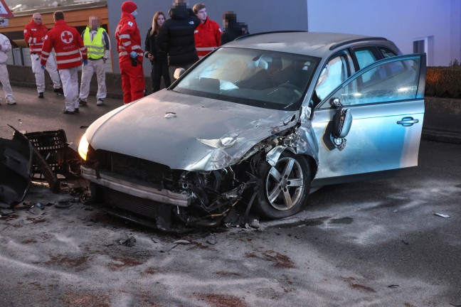 Heftiger Crash zwischen Kleintransporter und PKW in Weikirchen an der Traun
