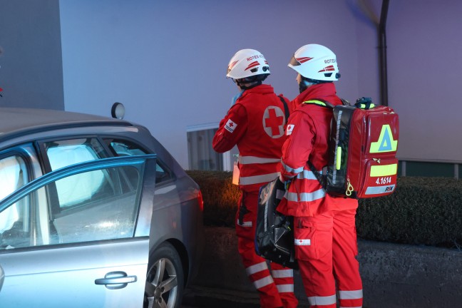 Heftiger Crash zwischen Kleintransporter und PKW in Weikirchen an der Traun