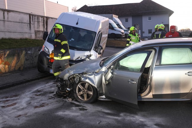 Heftiger Crash zwischen Kleintransporter und PKW in Weikirchen an der Traun