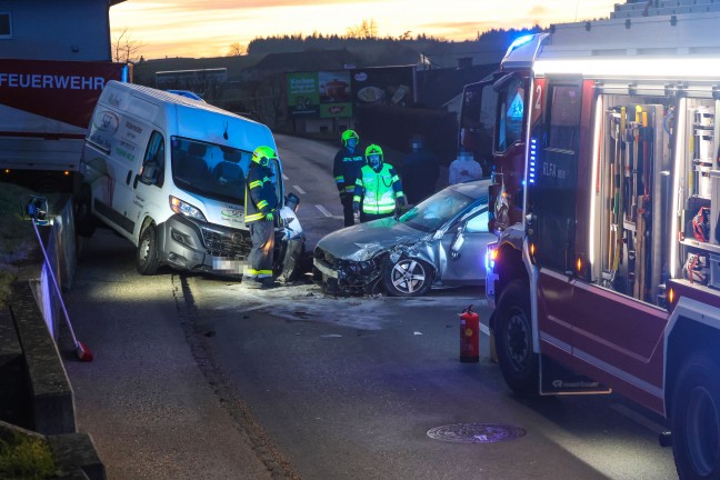 Heftiger Crash zwischen Kleintransporter und PKW in Weikirchen an der Traun