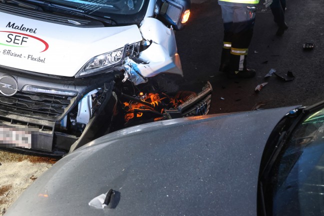 Heftiger Crash zwischen Kleintransporter und PKW in Weikirchen an der Traun