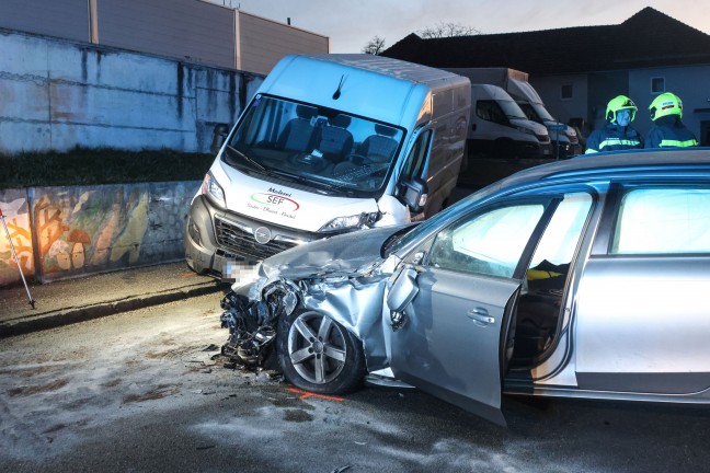 Heftiger Crash zwischen Kleintransporter und PKW in Weikirchen an der Traun