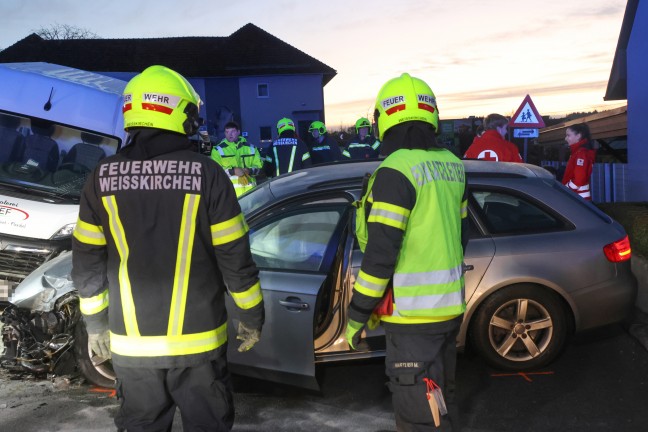 Heftiger Crash zwischen Kleintransporter und PKW in Weikirchen an der Traun