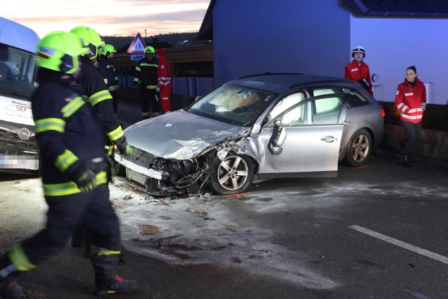 Heftiger Crash zwischen Kleintransporter und PKW in Weikirchen an der Traun