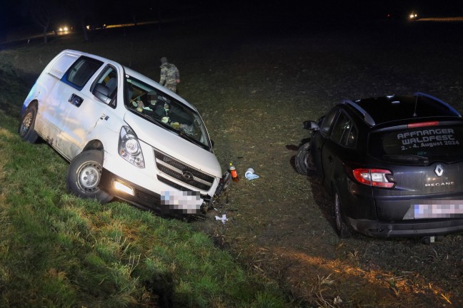 Drei Verletzte: Unfallfahrzeuge nach Crash in Gaspoltshofen in angrenzendes Feld geschleudert