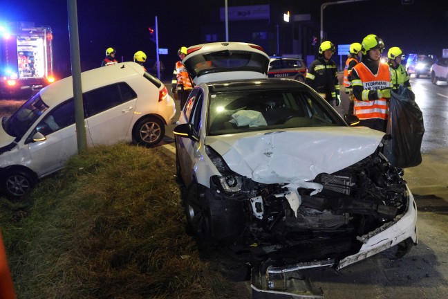 Drei Verletzte bei schwerem Kreuzungscrash auf Pyhrnpass Strae in Thalheim bei Wels