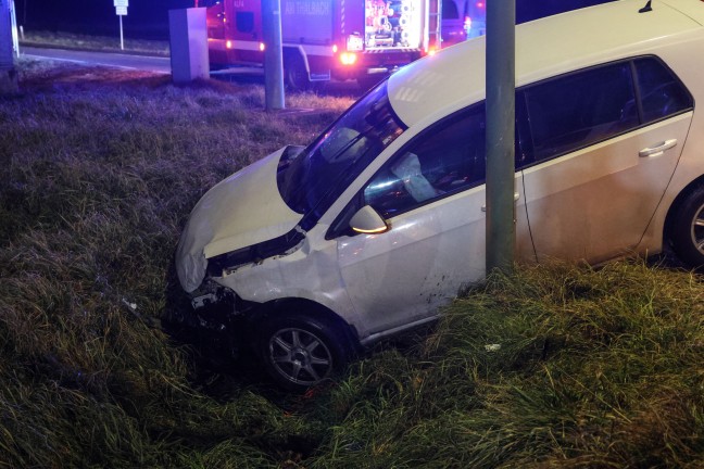 Drei Verletzte bei schwerem Kreuzungscrash auf Pyhrnpass Strae in Thalheim bei Wels