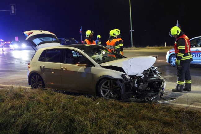 Drei Verletzte bei schwerem Kreuzungscrash auf Pyhrnpass Strae in Thalheim bei Wels