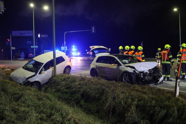 Drei Verletzte bei schwerem Kreuzungscrash auf Pyhrnpass Strae in Thalheim bei Wels